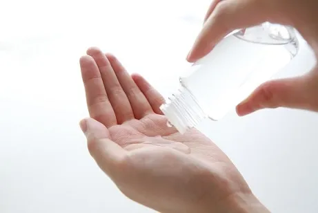 「透明な美容液を手に取るスキンケアシーン｜導入美容液・保湿化粧水の正しい使い方イメージ」

