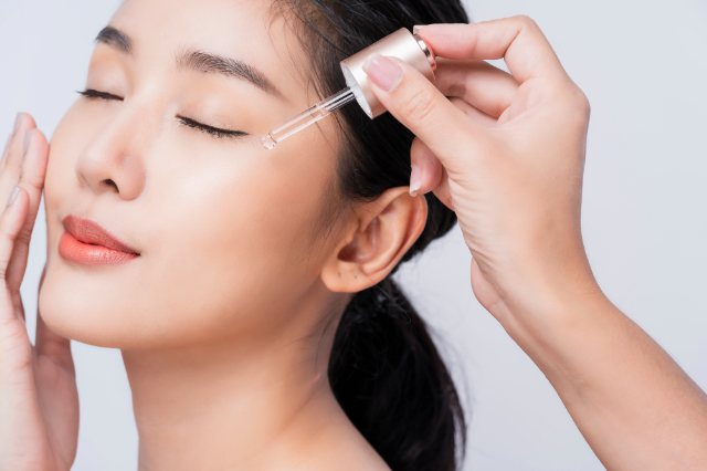 「目元のハリと潤いを与える美容液を塗布する女性、針美容液でエイジングケアをするスキンケアルーティン」