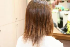 髪の毛が痛みプラスチックみたいになっている女性の画像