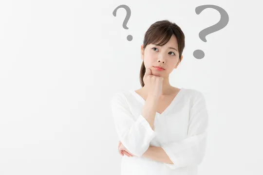 「悩んでいる女性が疑問を浮かべて考えている様子のイメージ。スキンケア選び・美容商品の比較・化粧品選択の迷いを表現」