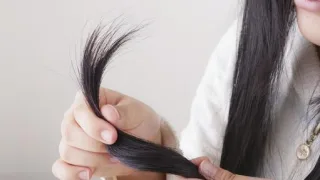 髪の毛をすきすぎてパサパサになってしまった女性