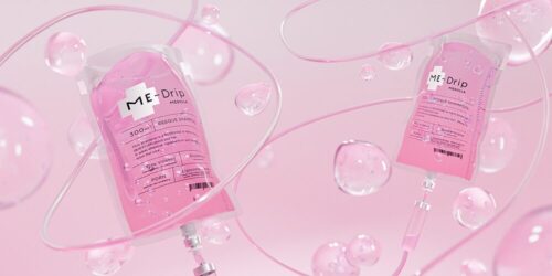 「点滴チューブにつながれたME＋Drip MEDULLAシャンプーのパウチ型ボトル｜生美容液を髪に直接届ける点滴発想のヘアケア」