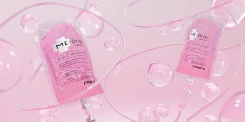 「点滴チューブにつながれたME＋Drip MEDULLAシャンプーのパウチ型ボトル｜生美容液を髪に直接届ける点滴発想のヘアケア」