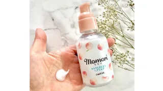 モモリ さらりとまとまるヘアミルクを手に取ったイメージ。ピーチ柄のボトルデザインが可愛い洗い流さないトリートメント。