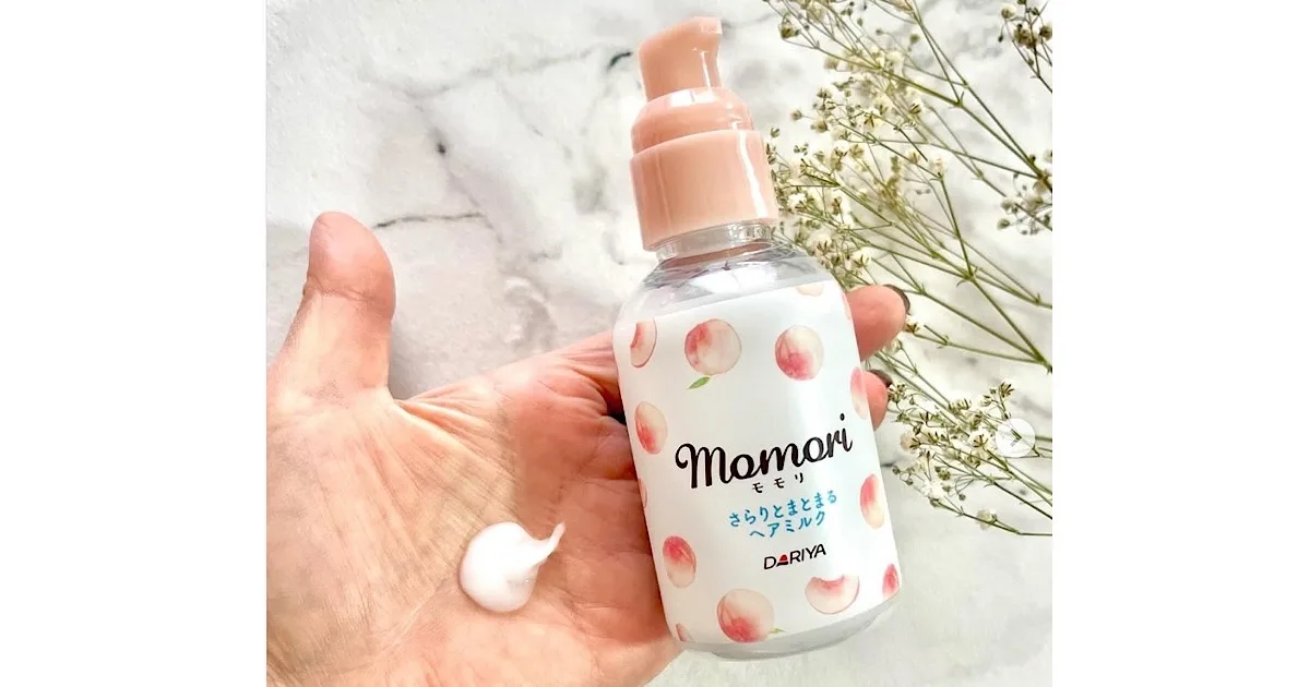 モモリ さらりとまとまるヘアミルクを手に取ったイメージ。ピーチ柄のボトルデザインが可愛い洗い流さないトリートメント。