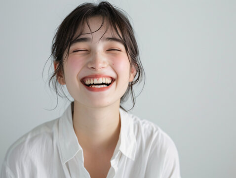 「透明感のある素肌で笑顔を見せる30代女性が朝の自然光の中でスキンケアをしている様子。美肌・保湿ケア・ナチュラルビューティーを連想させる清潔感のあるイメージ」