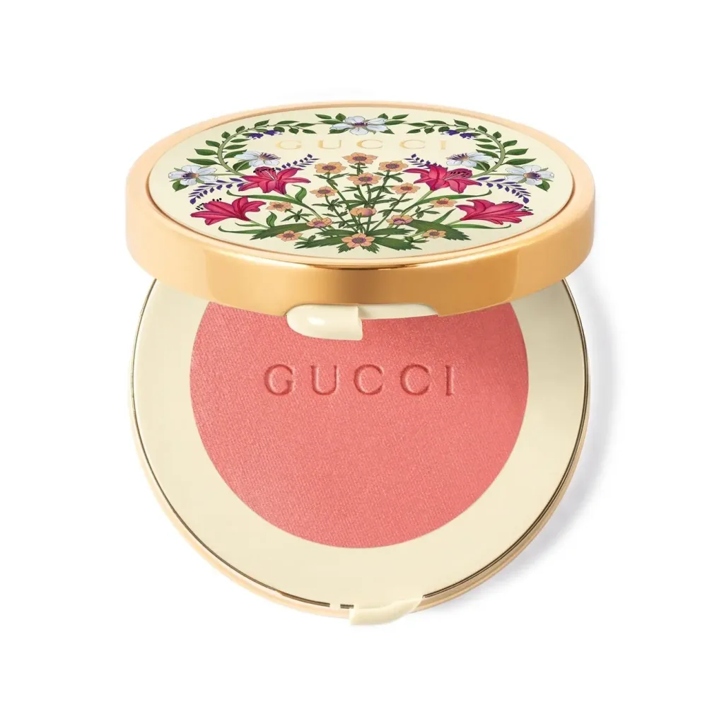 GUCCI ビューティー パウダーチークのコンパクト商品画像｜フローラル柄のゴールドケースにコーラルピンクのチーク（GUCCIロゴ刻印）／限定パッケージ・発色レビュー用
