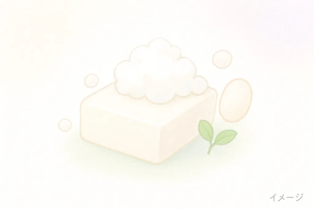 超シルクなSDGs石鹸Soooo Silk Fluffy Soapの成分イメージ。セリシンと天然オイルが配合され、やわらかい泡立ちをイメージしたナチュラルなイラスト。