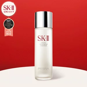 SK-II フェイシャル トリートメント エッセンスのボトル正面画像。赤い背景に白いボトルと銀色のキャップが映える高級感あるデザイン。SK-II公式ショップとベストコスメ受賞マーク入り。